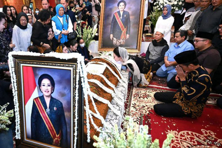 Tidak lama setelah tiba di lokasi, Presiden Joko Widodo langsung menunaikan salat jenazah bersama keluarga Mooryati kemudian memanjatkan doa untuk almarhumah.