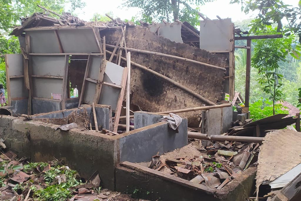 Kepala Satuan Lalu Lintas Polres Tasikmalaya AKP Yudiono mengatakan, hujan deras yang terjadi sejak malam menyebabkan bongkahan pohon bambu setinggi 20 meter membawa material tumbang dan menutup seluruh badan jalan di Kampung Nagrak, Desa Tenjowaringin hingga akses jalan Tasikmalaya menuju Garut tertutup. Namun, proses evakuasi bongkahan pohon bambu langsung dilakukan dan untuk sekarang akses jalan bisa kembali dilalui.