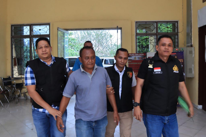 Unit Tindak Pidana Korupsi Satuan Reserse Kriminal Polres Simalungun berhasil menangkap Haryo Guntoro, mantan pangulu (kepala desa) Nagori Purwodadi, pada hari Selasa, 23 April 2024 sekitar pukul 13.30 WIB. Penangkapan berlangsung di rumah tersangka yang terletak di Kecamatan Pematang Bandar, Kabupaten Simalungun, atas dasar Laporan Polisi Nomor: LP/A/02/I/2024 yang diterbitkan pada tanggal 22 Januari 2024.