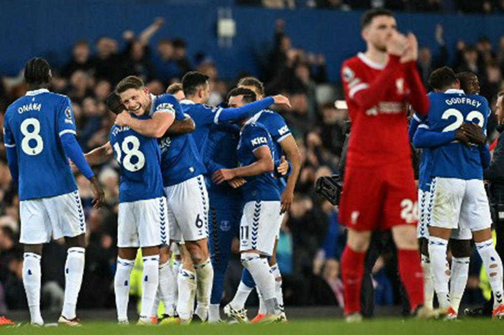 Peluang Liverpool menjuarai Liga Premier Inggris 2023/24 makin kecil setelah kalah 0-2 oleh Everton dalam laga pekan ke-29 bertajuk Derbi Marseyside di Goodison Park pada Kamis, 25 April 2024 dini hari WIB.