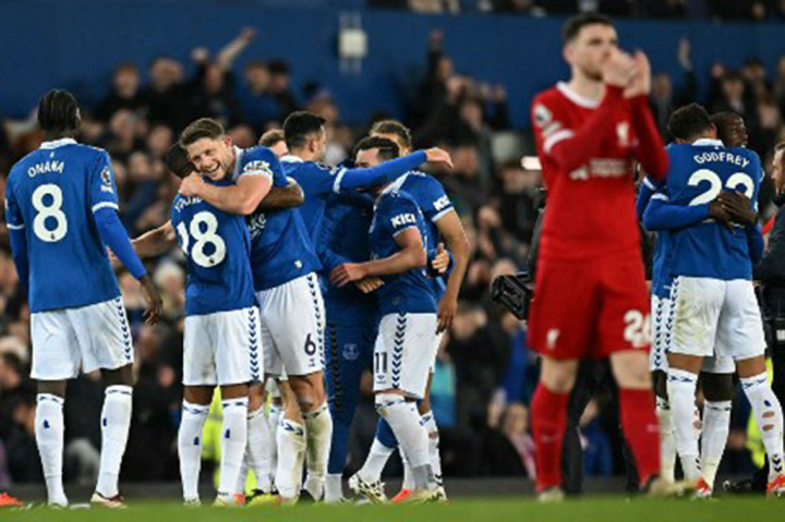 Peluang Liverpool menjuarai Liga Premier Inggris 2023/24 makin kecil setelah kalah 0-2 oleh Everton dalam laga pekan ke-29 bertajuk Derbi Marseyside di Goodison Park pada Kamis, 25 April 2024 dini hari WIB.