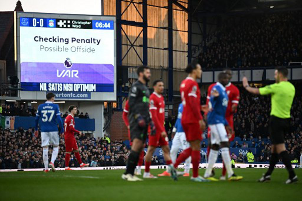Tuan rumah yang nyaris unggul cepat. Wasit menunjuk titik penalti pada menit ke-5 setelah Alisson Becker menjatuhkan Dominic Calvert-Lewin. Namun, VAR membatalkannya karena offside.