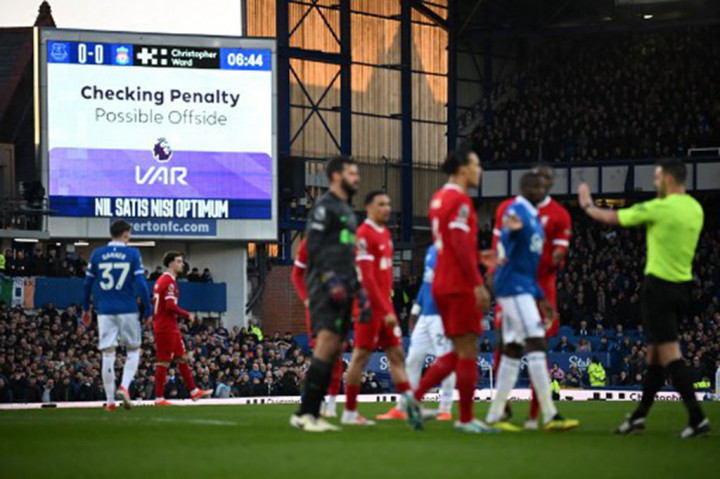 Tuan rumah yang nyaris unggul cepat. Wasit menunjuk titik penalti pada menit ke-5 setelah Alisson Becker menjatuhkan Dominic Calvert-Lewin. Namun, VAR membatalkannya karena offside.