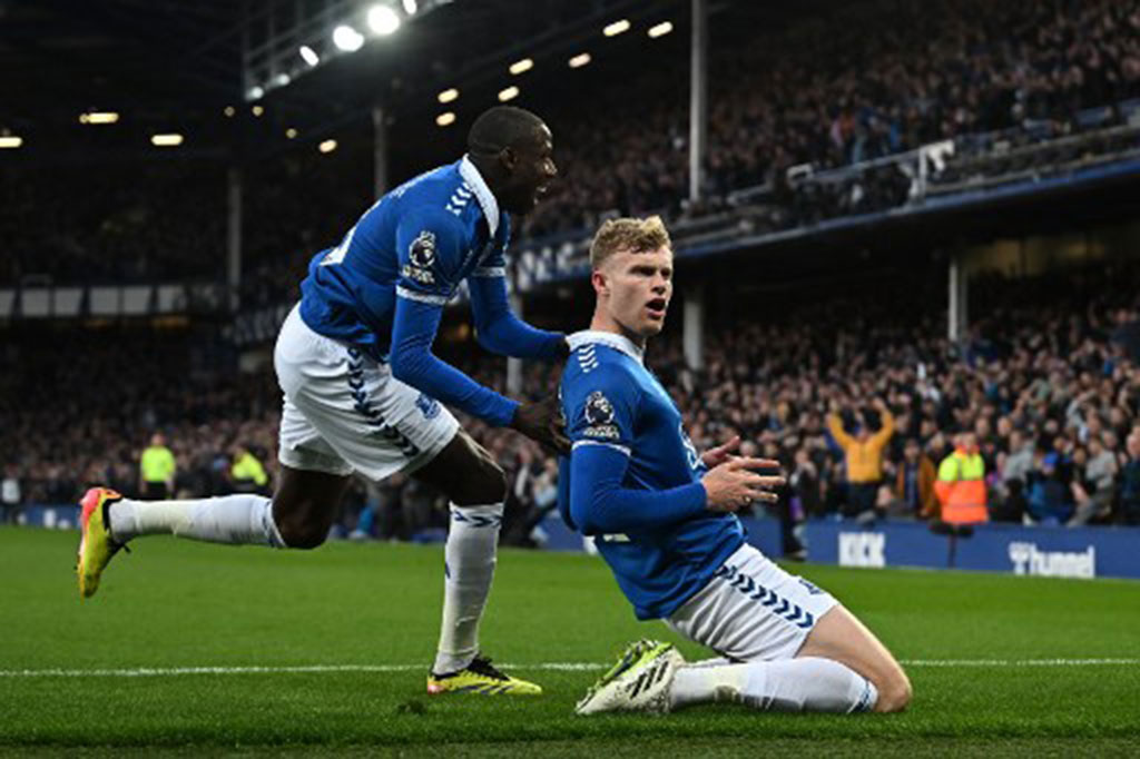 Serangan Everton terus berlanjut. Pada menit ke-27, upaya Everton akhirnya membuahkan hasil. Sebuah kemelut terjadi di kotak penalti. Sundulan Jarrad Branthwaite diamankan pertahanan Liverpool, tetapi bola kembali ke kotak penalti dan langsung diceploskan Branthwaite yang gagal dihentikan Alisson. Skor 1-0 bertahan hingga turun minum.