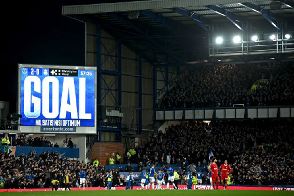Pada menit ke-58, Everton mencetak gol kedua mereka. Umpan lambung McNeil mengarah ke tiang jauh, bola disambut tandukan keras Dominic Calvert-Lewin yang lepas dari kawalan bek Liverpool. Everton unggul 2-0.