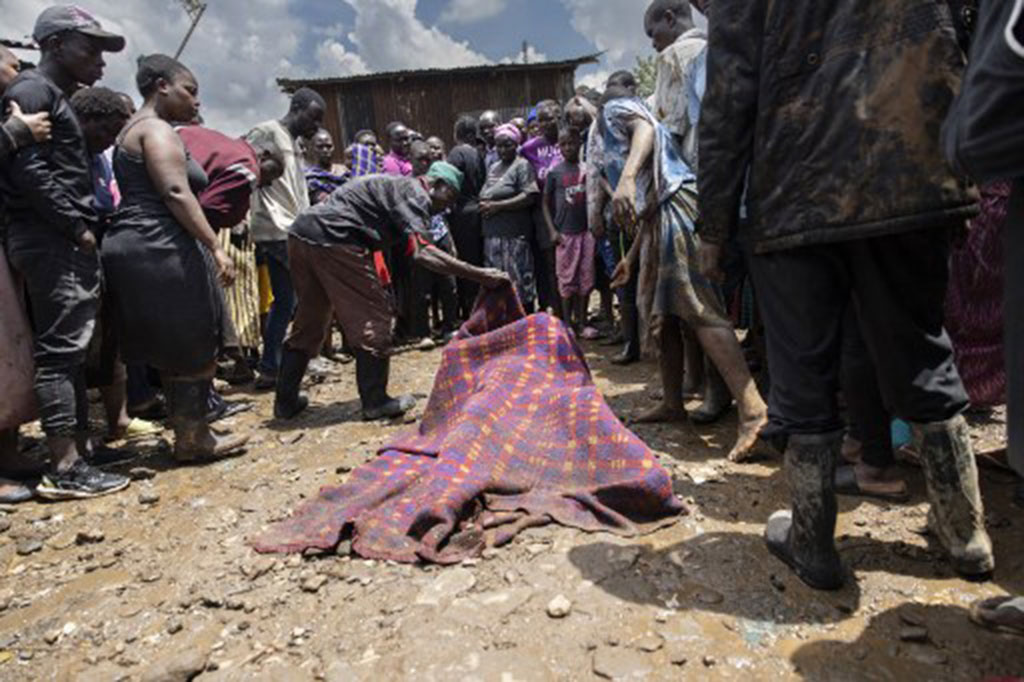 “Jumlah jenazah yang ditemukan sejauh ini adalah 10 orang dan ada orang lain yang hilang,” kata Fred Abuga, seorang komandan polisi setempat, kepada AFP.