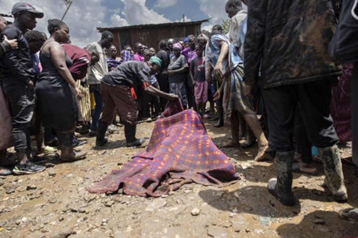 “Jumlah jenazah yang ditemukan sejauh ini adalah 10 orang dan ada orang lain yang hilang,” kata Fred Abuga, seorang komandan polisi setempat, kepada AFP.