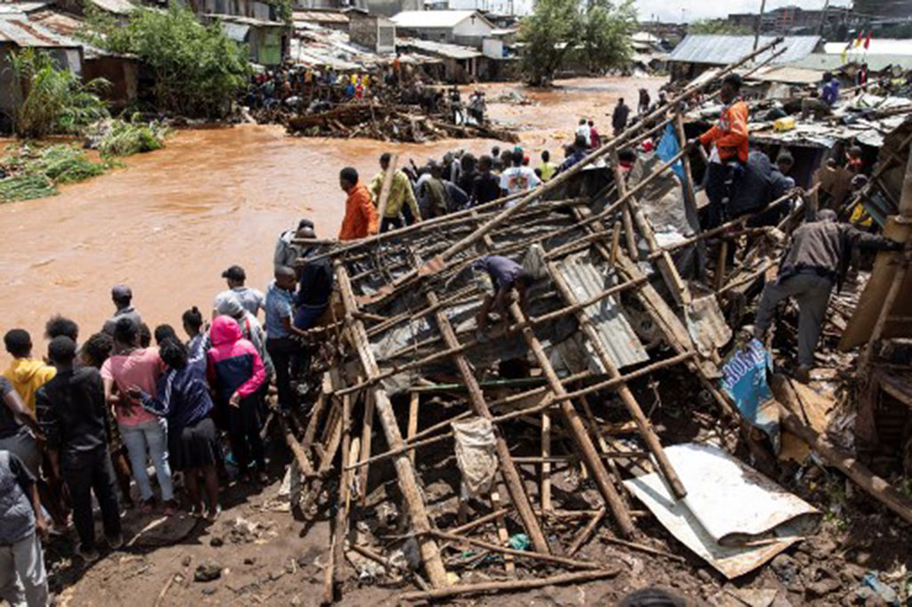 Badai dan banjir bandang mengubah jalan menjadi sungai yang mengalir deras dan membanjiri rumah-rumah dengan air berlumpur setinggi pinggang di ibu kota Kenya, Nairobi, Rabu, 24 April 2024, menewaskan sedikitnya 10 orang.