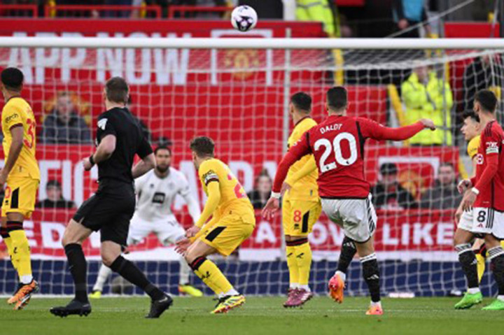 Setan Merah hampir unggul saat laga belum genap berjalan satu menit. Diogo Dalot melepas sepakan keras dari luar kotak penalti, sayang bola masih bisa ditepis Wes Foderingham dengan gemilang.