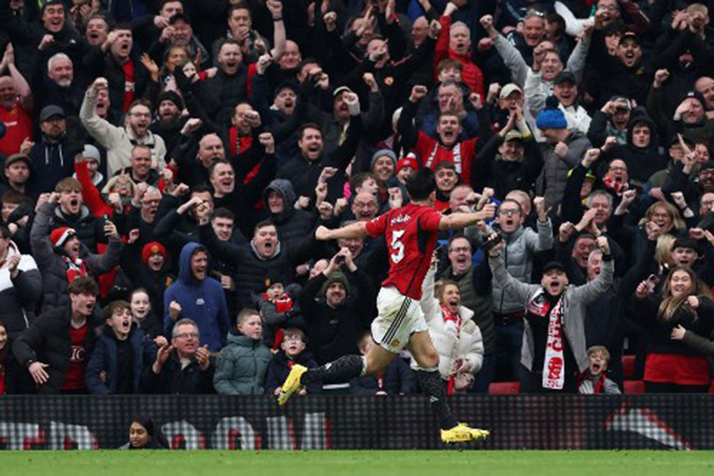 MU bisa menyeimbangkan kedudukan pada menit ke-42 lewat tandukan Harry Maguire menyambut umpan silang Garnacho dari sisi kanan menuju pojok kiri gawang Foderingham. Skor 1-1 menutup babak pertama.
