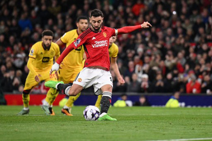 MU mendapat hadiah penalti setelah Maguire ditarik saat situasi sepak pojok. Bruno Fernandes menjalankan tugasnya sebagai eksekutor dengan baik. Tendangannya berhasil mengecoh Foderingham. Skor berubah 2-2 pada menit ke-61.