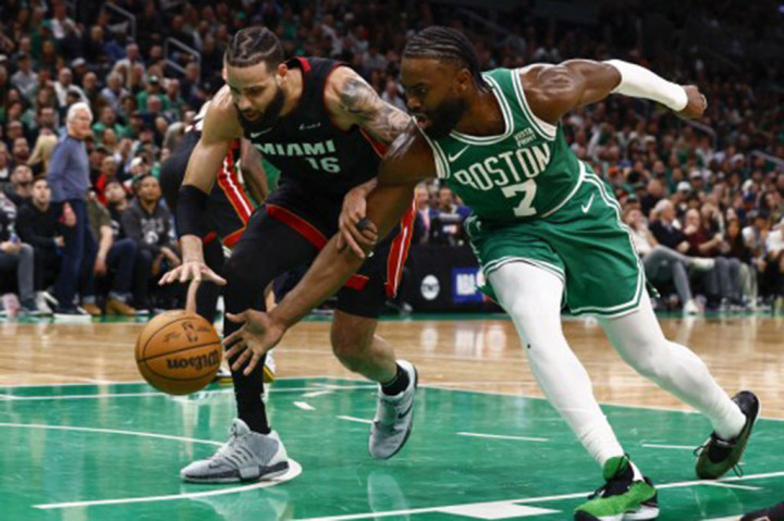 Caleb Martin yang menambahkan 21 poin turut menyumbang lima tripoin dari total enam upaya tembakan. Dan Nikola Jovic, Jaime Jaquez Jr, serta pemain cadangan Haywood Highsmith masing-masing menambahkan tiga tembakan jarak jauh untuk membantu Heat mengimbangi kedudukan atas Boston di babak playoff putaran pertama.