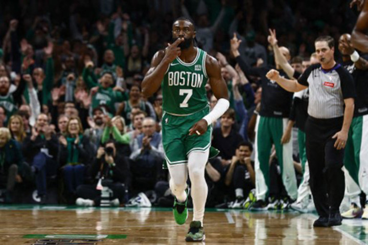 Jaylen Brown memimpin skor untuk Celtics dengan total 33 poin.