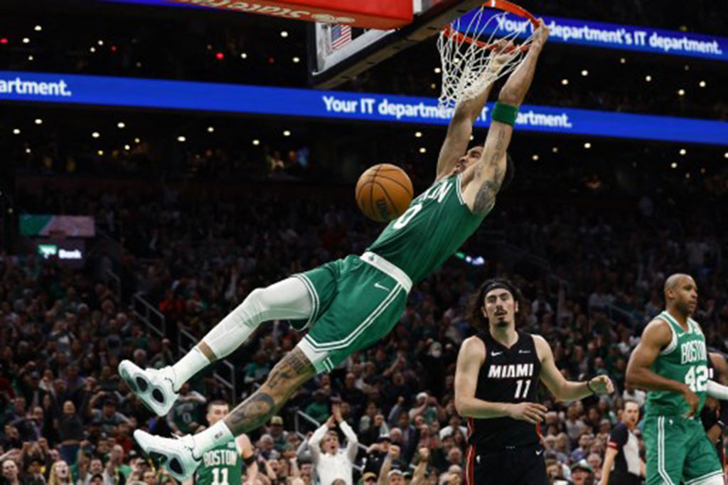 Dan Jayson Tatum yang menambahkan 28 poin, menunjukkan dirinya bugar dan baik-baik saja menyusul pelanggaran keras yang ia terima dari laga pertama melawan Heat.