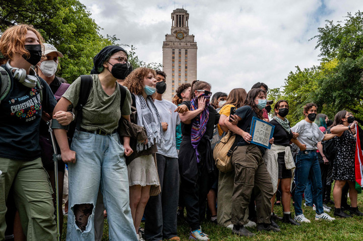 Demonstrasi meletus di Universitas Southern California pada hari Rabu, dan di Texas. Demonstrasi membaut ketegangan antara mahasiswa dan polisi yang mengenakan perlengkapan antihuru-hara, dan lebih dari 20 orang ditahan.