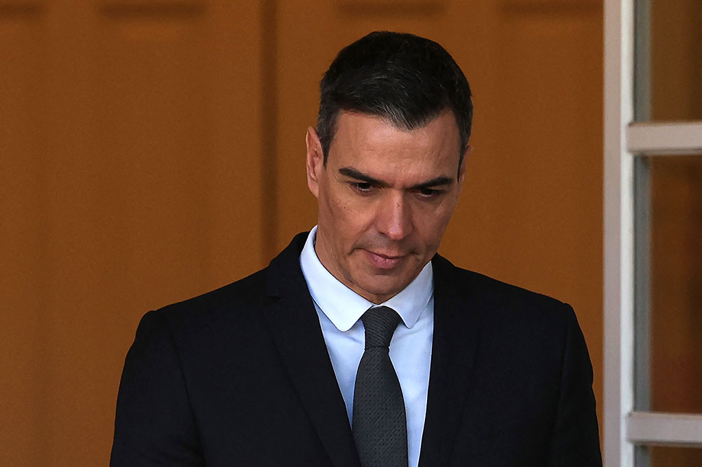 Surat kabar setempat El Confidencial sebelumnya mewartakan bahwa pengadilan Spanyol memulai penyelidikan terhadap Gomez atas dugaan pidana korupsi dan penyalahgunaan pengaruh yang dilaporkan serikat pekerja sayap kanan Manos Limpias.