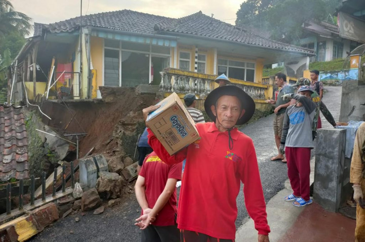 Ani mengatakan, berbagai upaya penanganan bencana longsor yang terjadi di wilayahnya itu tidak hanya fokus di satu lokasi tapi petugas BPBD disebar ke titik yang lain supaya proses evakuasi lebih cepat. Namun, bencana yang terjadi agar masyarakat selalu waspada jika hujan deras kembali turun mengingat adanya potensi longsor masih akan terjadi.
