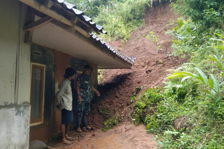 Kepala Pelaksana Badan Penanggulangan Bencana Daerah (BPBD) Kabupaten Ciamis, Ani Supiani mengatakan, intensitas hujan tinggi yang terjadi semalam menyebabkan bencana hidrometeorologi berupa longsor menutup akses jalan di Dusun Subang, Desa Darmacaang arah Kecamatan Cikoneng. Namun, tim gabungan TNI, Polri, BPBD dan Tagana bersama warga berupa menyingkirkan material longsor agar jalan menuju kawasan objek wisata dilewati kembali.