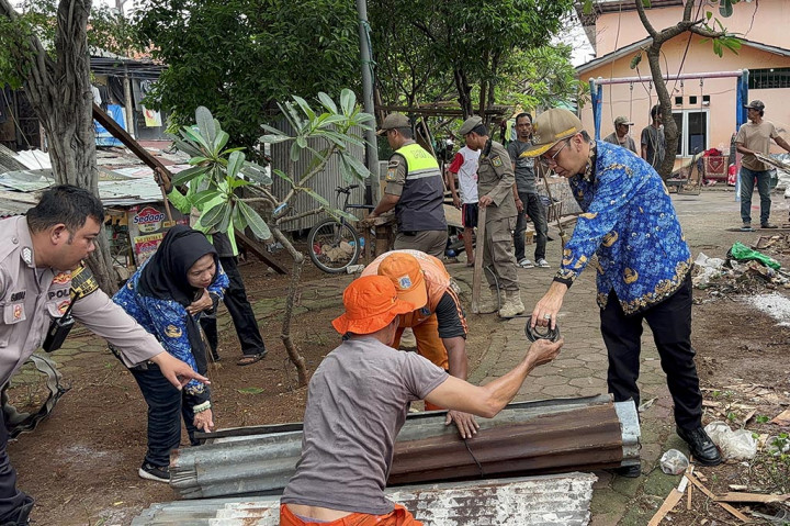 Puluhan petugas gabungan melakukan penertiban di Taman Jati Pinggir, Petamburan, Jakarta Pusat. Sebagai tahap awal penertiban dilaksanakan pembersihan kawasan taman dari barang rongsokan dan kandang unggas.