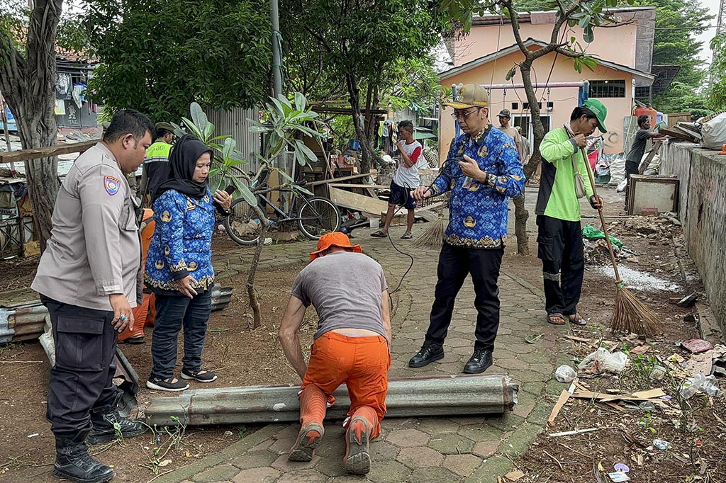 Menurut Rian, selama ini jajarannya telah rutin melakukan pembersihan kawasan tersebut. Namun karena kesadaran sejumlah oknum warga yang minim, lokasi masih kerap dijadikan tempat menimbun barang bekas dan kandang unggas.