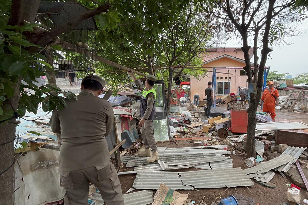 Lurah Petamburan, Rian Hermanu mengatakan, kegiatan penertiban ini dilaksanakan menindaklanjuti aduan warga. Kondisi taman selebar sekitar 3 meter sepanjang sekitar 1.000 meter lari di beberapa titik dijadikan lokasi penimbunan barang rongsok dan kandang ayam.
