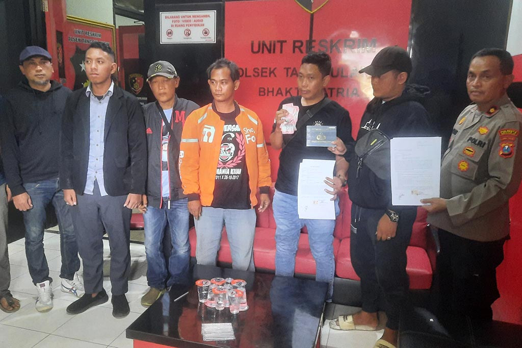 Melalui proses mediasi yang dilakukan pihak Polsek Tanggulangin, ayah kandung Via Vallen, Arifin dan Raffi bersedia datang ke mapolsek. Keluarga Via Vallen ini juga memberikan ganti rugi motor baru dan sejumlah uang tunai kepada Adit.