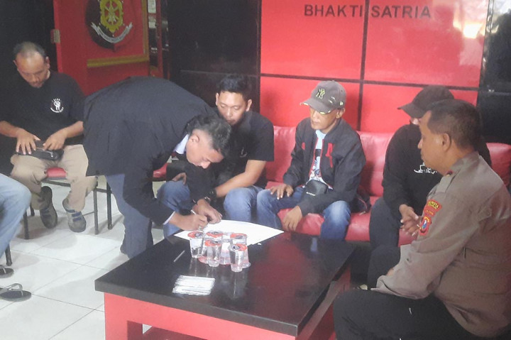 Dugaan kasus penggelapan motor yang dilakukan Raffi (adik kandung pedangdut Via Valen) akhirnya berakhir damai di Polsek Tanggulangin Kabupaten Sidoarjo, Kamis, 25 April 2024.