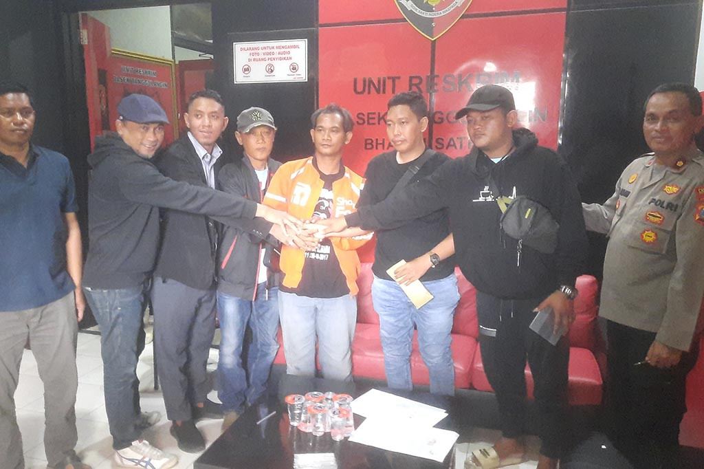 Adit adalah orang yang sempat meminjam uang ke Raffi dan menggunakan motor sebagai jaminan. Motor yang diberikan ayah Via Vallen dan adiknya itu sebagai pengganti motor yang telah digelapkan oleh Raffi. Adit didampingi kuasa hukumnya Brahmada Pratama Putra, akhirnya mensepakati perjanjian damai dan mencabut pengaduannya.