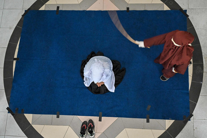 Kedua pasangan yang dihukum cambuk tersebut yakni AD, JN, HE, dan RA. Keempat terpidana itu dinyatakan terbukti melanggar Pasal 25 Ayat 1 Qanun Aceh Nomor 6 Tahun 2014 tentang Hukum Jinayat.