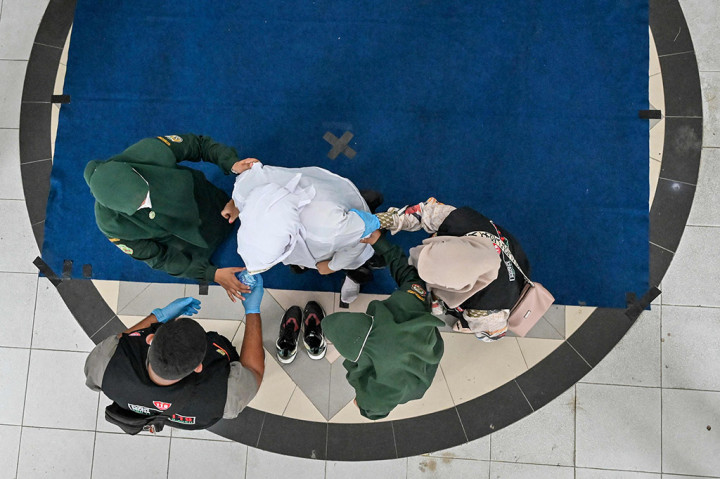 Roslina menjelaskan dua pasangan itu ditangkap di lokasi berbeda, yakni di wilayah Kecamatan Syiah Kuala dan Kecamatan Kuta Alam.