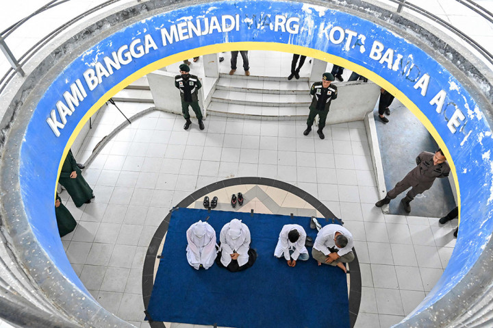 Kejaksaan Negeri (Kejari) Banda Aceh bersama Satuan Polisi Pamong Praja (Satpol PP) atau Wilayatul Hisbah (WH) Banda Aceh melakukan eksekusi cambuk terhadap dua pasangan (empat orang) terpidana pelanggaran syariat Islam.