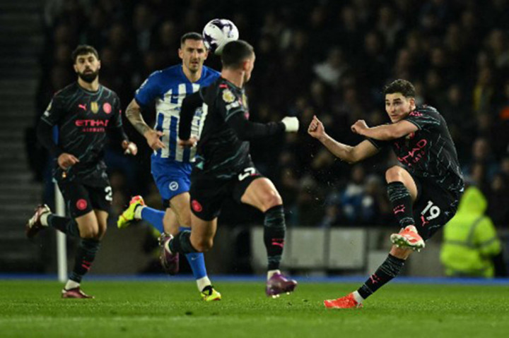 Meski sudah unggul tiga gol, City tetap ofensif pada babak kedua dan bahkan mencetak gol lagi pada menit ke-63 yang kali ini dibuat Julian Alvarez. Man City menang telak 4-0.