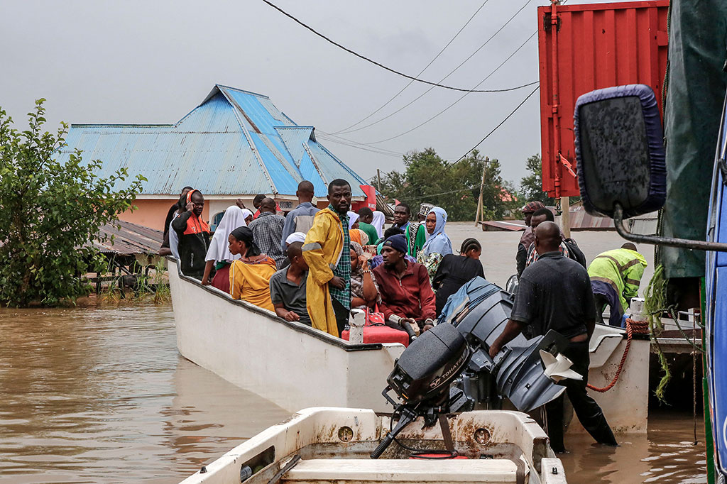 Petugas mengevakuasi warga dengan perahu di daerah yang terkena dampak banjir parah setelah hujan lebat di desa Mohoro, Distrik Rufiji, Tanzania.