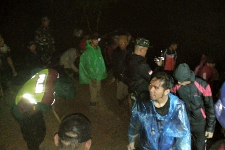 Hujan deras yang mengguyur wilayah Garut Selatan, telah menyebabkan terjadinya longsor di Kampung Sirnagalih, Desa Talagajaya, Kecamatan Banjarwangi, Kabupaten Garut, Kamis, 25 April 2024 malam. Longsor menimpa rumah warga dan menimbun tiga penghuninya.