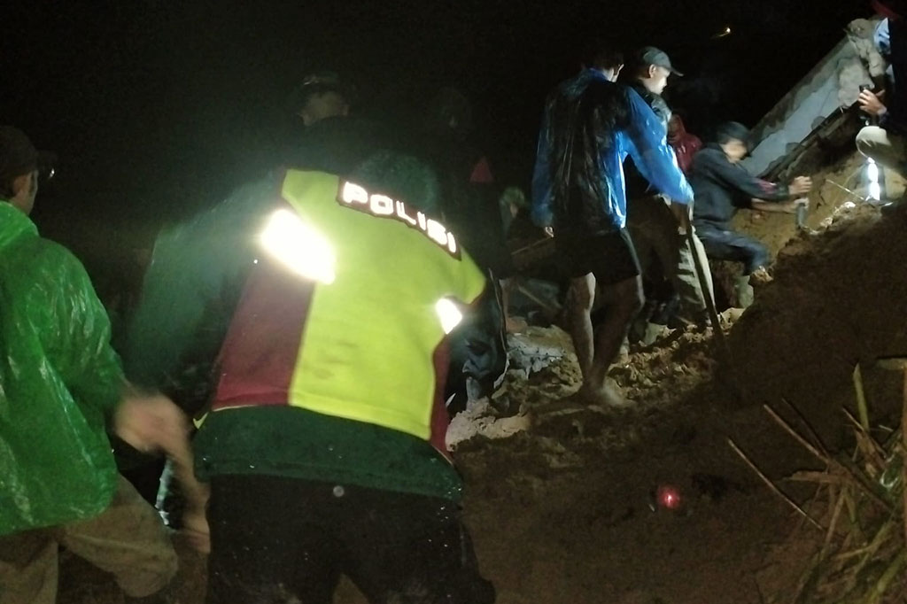 Kapolsek Banjarwangi Polres Garut Iptu Amirudin Latif mengatakan, hujan deras yang terjadi di wilayahnya menyebabkan sebuah tebing selebar sekitar 100 meter longsor di Kampung Sirnagalih, Desa Talagajaya hingga menimpa rumah yang ada di bawahnya.