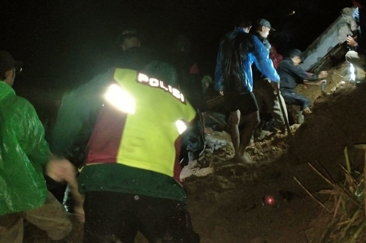 Kapolsek Banjarwangi Polres Garut Iptu Amirudin Latif mengatakan, hujan deras yang terjadi di wilayahnya menyebabkan sebuah tebing selebar sekitar 100 meter longsor di Kampung Sirnagalih, Desa Talagajaya hingga menimpa rumah yang ada di bawahnya.