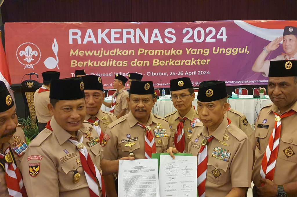 Ketua Kwarnas Pramuka Budi Waseso (kedua kiri) didampingi pimpinan pramuka lainnya, memperlihatkan dokumen Pernyataan Sikap Pramuka yang ditandatangani 34 pimpinan Kwarda provinsi seluruh Indonesia yang menolak Permendikbud nomor 12 Tahun 2024 mengenai penghapusan pramuka dari ekstrakurikuler wajib.