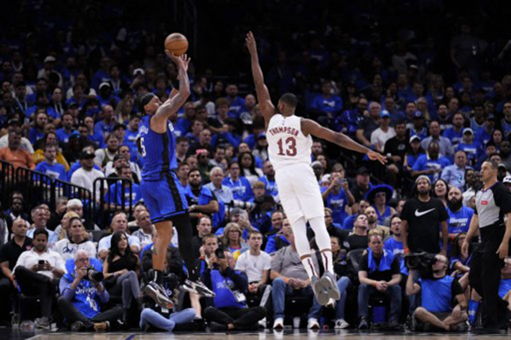 Paolo Banchero mencetak 31 poin dan 14 rebound. Dia bahkan tidak melakukan kesalahan apapun selama 29 menit bermain di atas lapangan, setelah pada dua laga sebelumnya menjadi penyebab 14 turnover timnya.