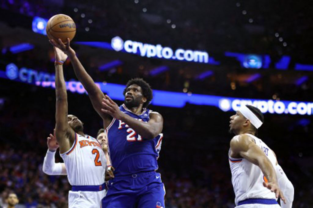 Bintang Philadelphia 76ers Joel Embiid kembali pada performa terbaiknya setelah mengalami cedera panjang dengan mencetak 50 poin dan membawa timnya menang atas New York Knicks 125-114 pada laga Wells Fargo Center Philadelphia Pennsylvania, Jumat, 26 April 2024 WIB.