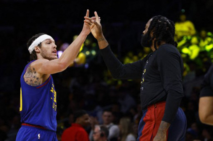 Denver Nuggets melumat Lakers 112-105 dalam laga kandang Lakers di Crypto.com Arena Los Angeles, Jumat, 26 April 2024 WIB. Hasil ini membuat Lakers mengakumulasikan kekalahannya yang ke-11 kali secara beruntun di tangan Nuggets.