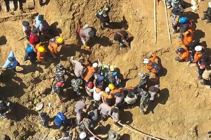 Tim SAR gabungan telah berhasil menemukan dua korban tanah longsor di Kampung Sirnagalih, Desa Talagajaya, Kecamatan Banjarwangi, Kabupaten Garut, Jawa Barat, dalam kondisi meninggal. Sementara pencarian satu korban lainnya masih terus dilakukan.