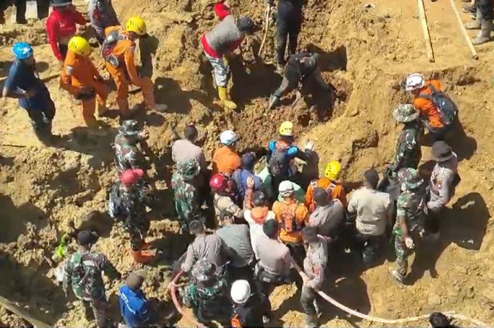 Kepala Seksi Operasi Kantor SAR Bandung, Supriono mengatakan, proses pencarian yang dilakukan tim gabungan berhasil menemukan dua korban bernama Dini, 3, dan Zeni, 8, yang tertimbun material longsor di sekitar rumahnya. 