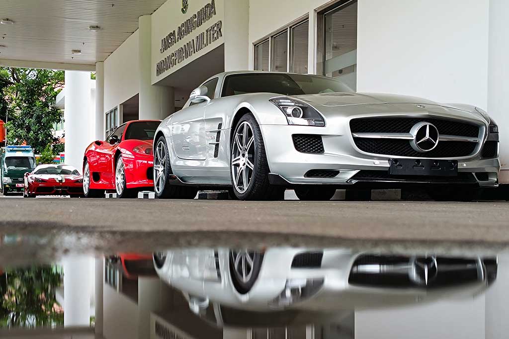 Tiga kendaraan supercar milik tersangka pengusaha Harvey Moeis berada di Gedung Kejaksaan Agung, Jakarta, Jumat, 26 April 2024.