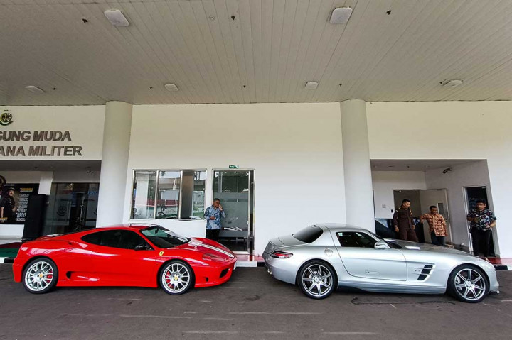 Kejagung menyita dua mobil Ferrari dan satu mobil Mercedes-Benz SLS, setelah sebelumnya sudah ada empat mobil mewah milik Harvey yang disita Kejagung.