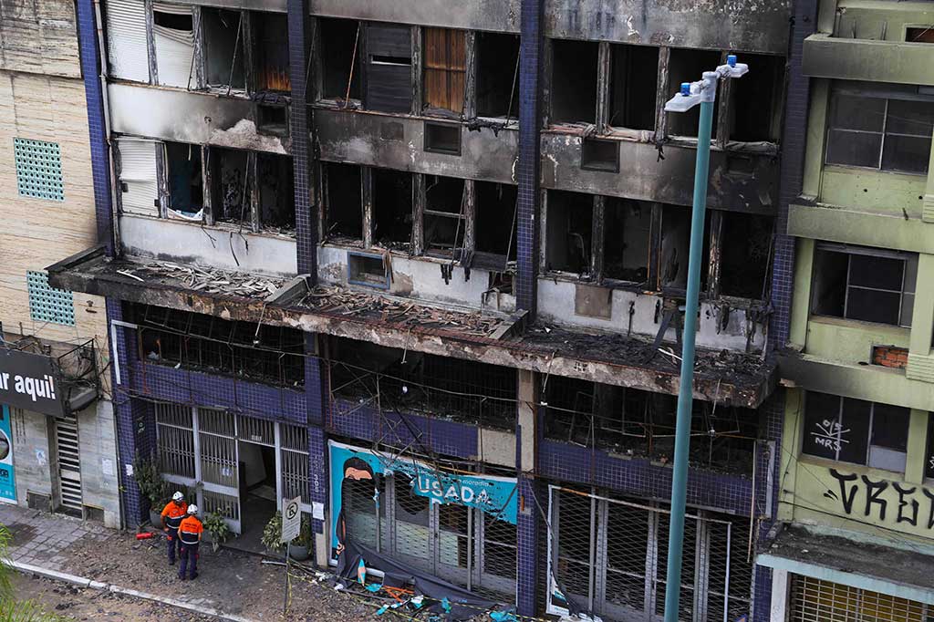 Kebakaran terjadi di sebuah hotel yang sudah tidak berfungsi lagi dan digunakan sebagai tempat penampungan sementara tunawisma di Kota Porto Alegre, Brasil selatan, Jumat, 26 April 2024. Sedikitnya 10 orang tewas akibat kejadian tersebut.