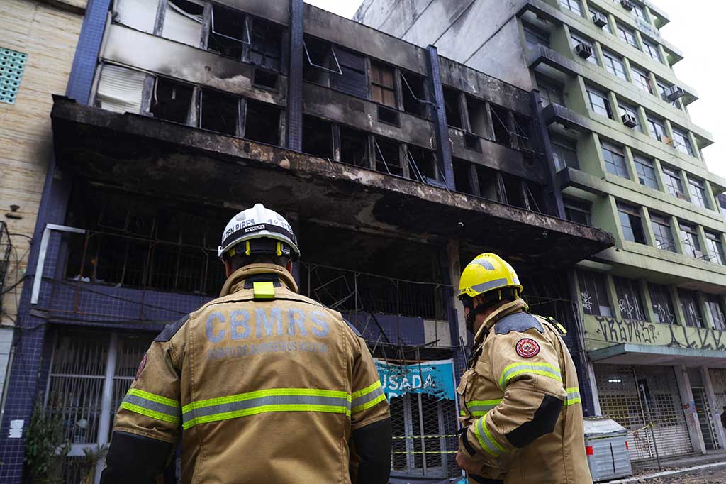 “Para ahli forensik berada di lokasi kejadian untuk mengidentifikasi para korban dan menyelidiki penyebabnya,” kata pemadam kebakaran dalam sebuah pernyataan.