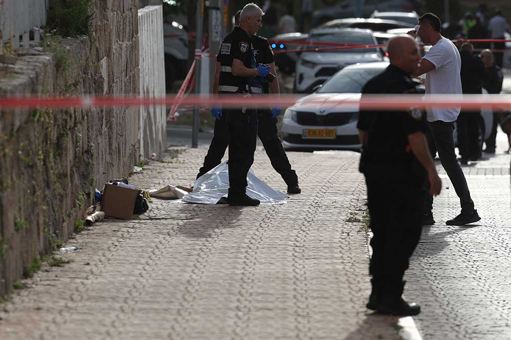 Seorang penyerang menikam seorang perempuan berusia 18 tahun di dekat kota Tel Aviv, Israel, Jumat, 26 April 2024. Korban dibawa ke rumah sakit dalam kondisi serius.