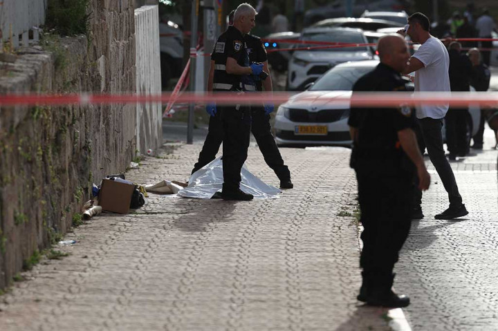 Seorang penyerang menikam seorang perempuan berusia 18 tahun di dekat kota Tel Aviv, Israel, Jumat, 26 April 2024. Korban dibawa ke rumah sakit dalam kondisi serius.