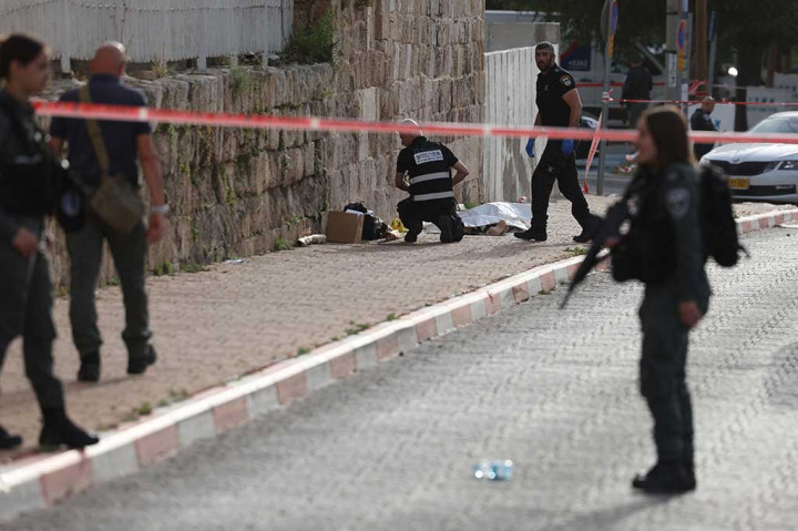 Polisi mengatakan ada satu luka tusukan di tubuh korban, dan penyerangnya telah dinetralisir.