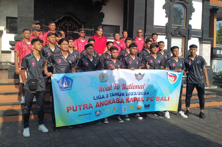 Klub sepak bola asli Bali yakni Putra Angkasa Kapal akhirnya tembus ke Liga 3 Indonesia, yang akan digelar di Yogyakarta pada 30 April sampai 8 Mei mendatang. Sebanyak 22 pemain bersama pelatih, official, dan manajer telah dilepas secara resmi menuju Kota Gudeg pada Jumat, 26 April. 